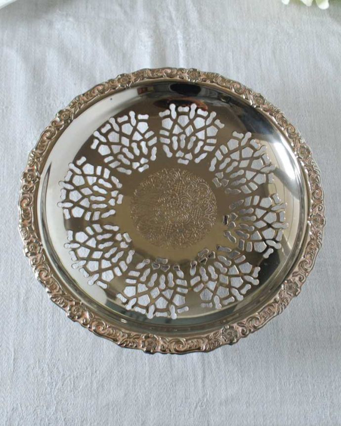 アンティーク シルバー製　アンティーク雑貨　テーブルに華を添える、華やかな装飾が美しいアンティークシルバーのコンポート（ピアスドカービング）。上から見ると美しいデザインアンティークのため、多少の欠け・傷がある場合がありますが、使用上問題はありませんので、ご了承下さい。(k-3226-z)