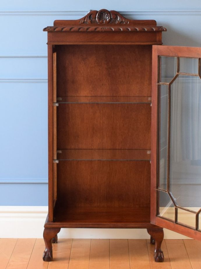 ガラスキャビネットの扉の中