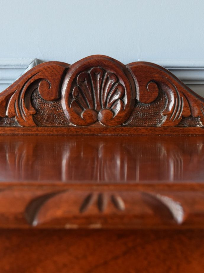 英国アンティーク家具らしい彫