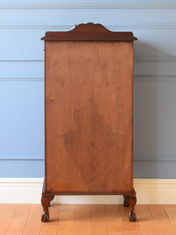 キャビネットの後ろ姿