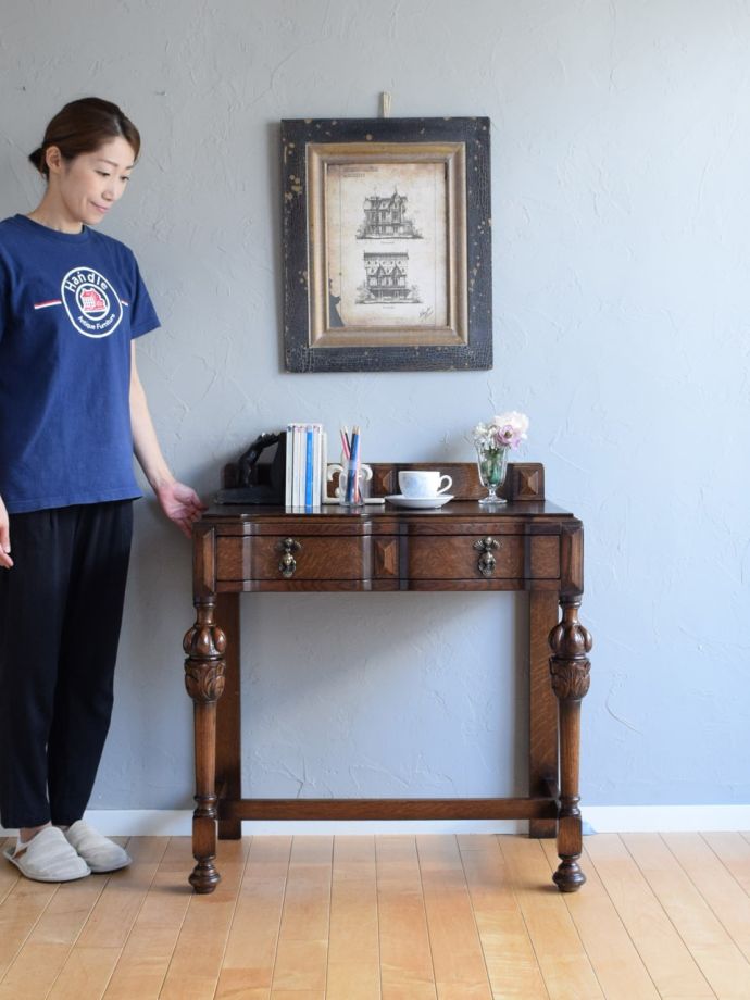 英国アンティークのコンソールテーブル
