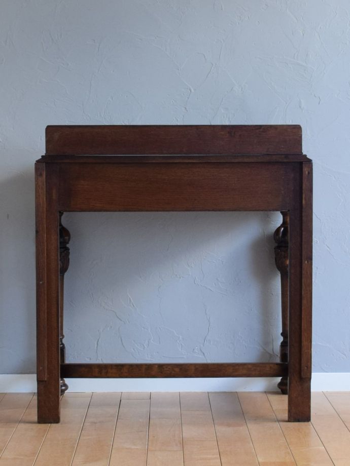 コンソールテーブルの後ろ姿