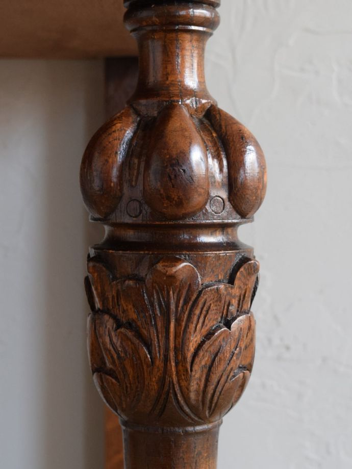 英国アンティーク家具らしい彫