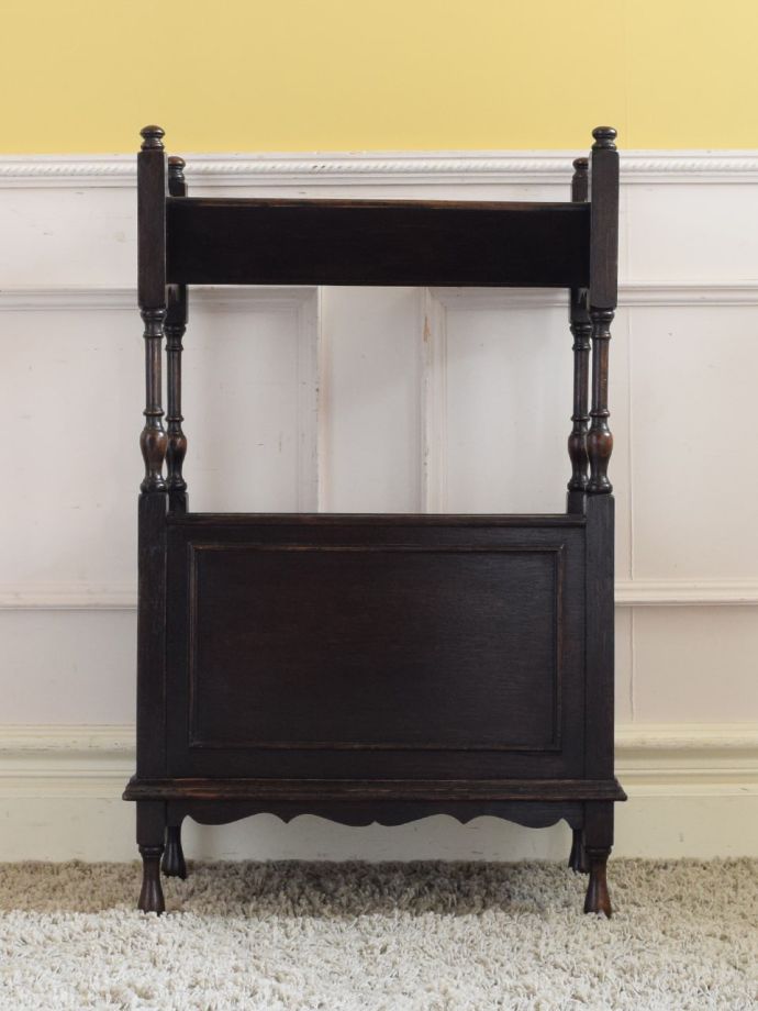 マガジンラックの後ろ姿