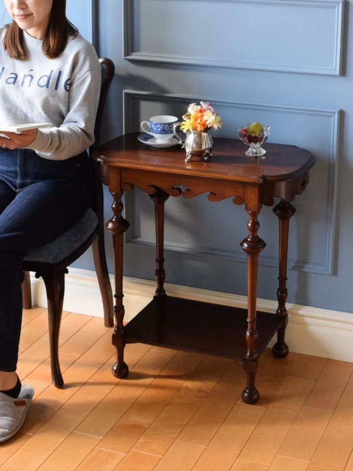 アンティークのオケージョナルテーブル