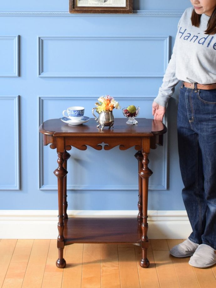 アンティークのオケージョナルテーブル