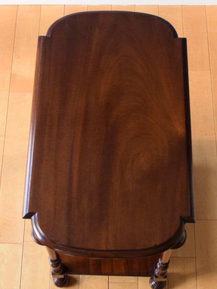 アンティークのサイドテーブルの天板