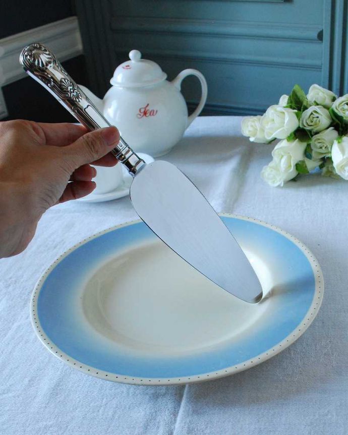 アンティーク シルバー製　アンティーク雑貨　アフタヌーンティーが優雅になる銀のケーキサーバー（アンティークシルバープレート）。使って楽しんで下さいアンティークシルバーの上品な輝きを楽しんで下さい。(k-3230-z)