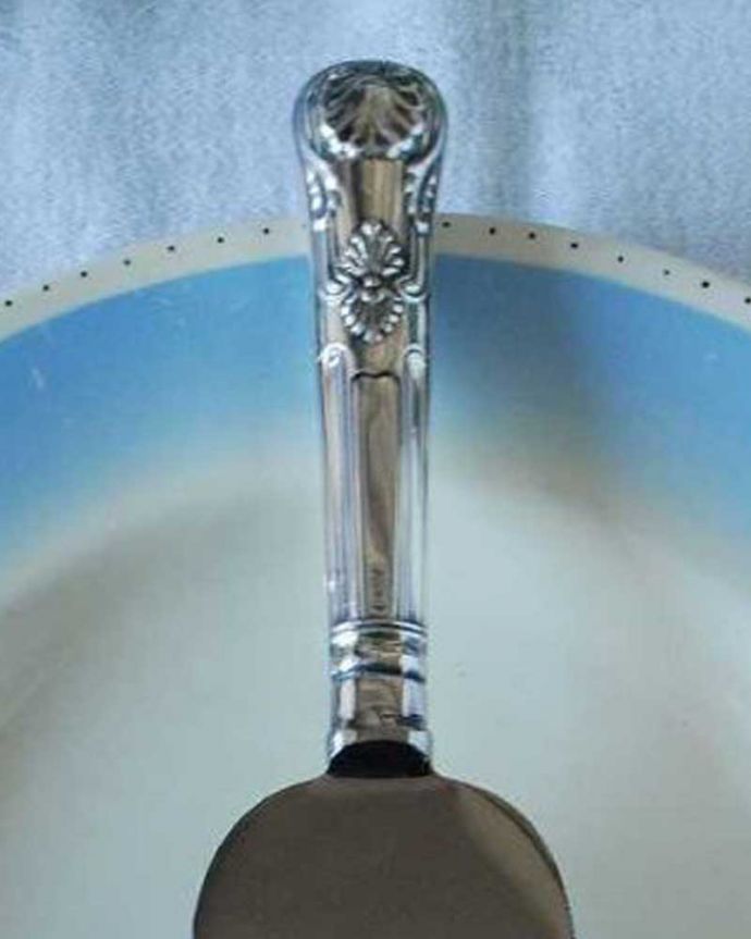 アンティーク シルバー製　アンティーク雑貨　アフタヌーンティーが優雅になる銀のケーキサーバー（アンティークシルバープレート）。実際に使える美しいシルバーのカトラリー装飾の美しさがアンティークシルバーの最大の魅力。(k-3230-z)