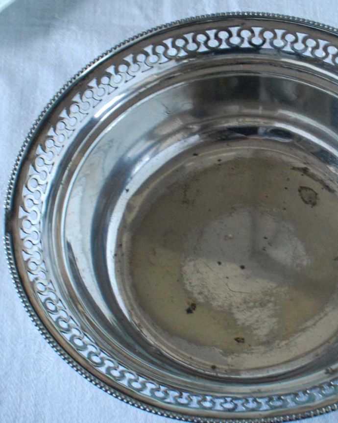アンティーク シルバー製 アンティーク雑貨 英国輸入のアンティーク銀雑貨、美しいシルバープレートのボウル。テーブルがパッと華やかに貴重だったシルバーで作られたテーブルウェア。(k-3231-z)