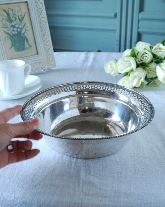 アンティーク シルバー製 アンティーク雑貨 英国輸入のアンティーク銀雑貨、美しいシルバープレートのボウル。たっぷり乗せれる大きめサイズいろんなもの乗せて使えるボウル。(k-3231-z)