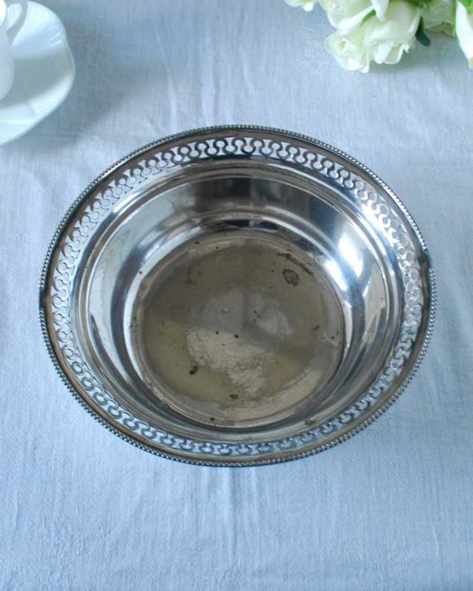 アンティーク シルバー製 アンティーク雑貨 英国輸入のアンティーク銀雑貨、美しいシルバープレートのボウル。上から見るとこんな感じですアンティークなので多少のキズ・汚れがある場合がありますが、使用上問題はありませんので、ご了承下さい。(k-3231-z)