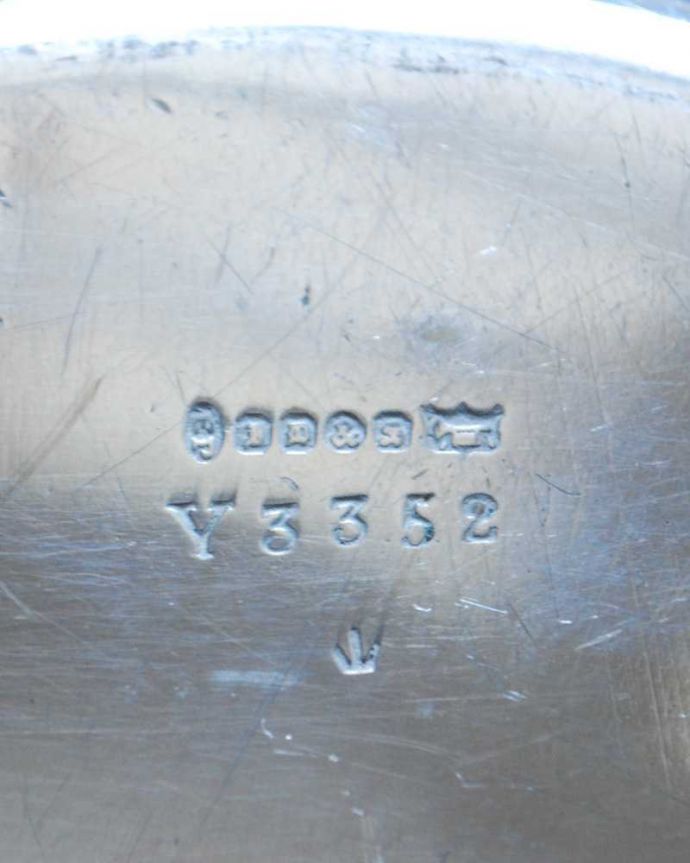 アンティーク シルバー製 アンティーク雑貨 英国輸入のアンティーク銀雑貨、美しいシルバープレートのボウル。裏側には品質の証刻印が入っています。(k-3231-z)