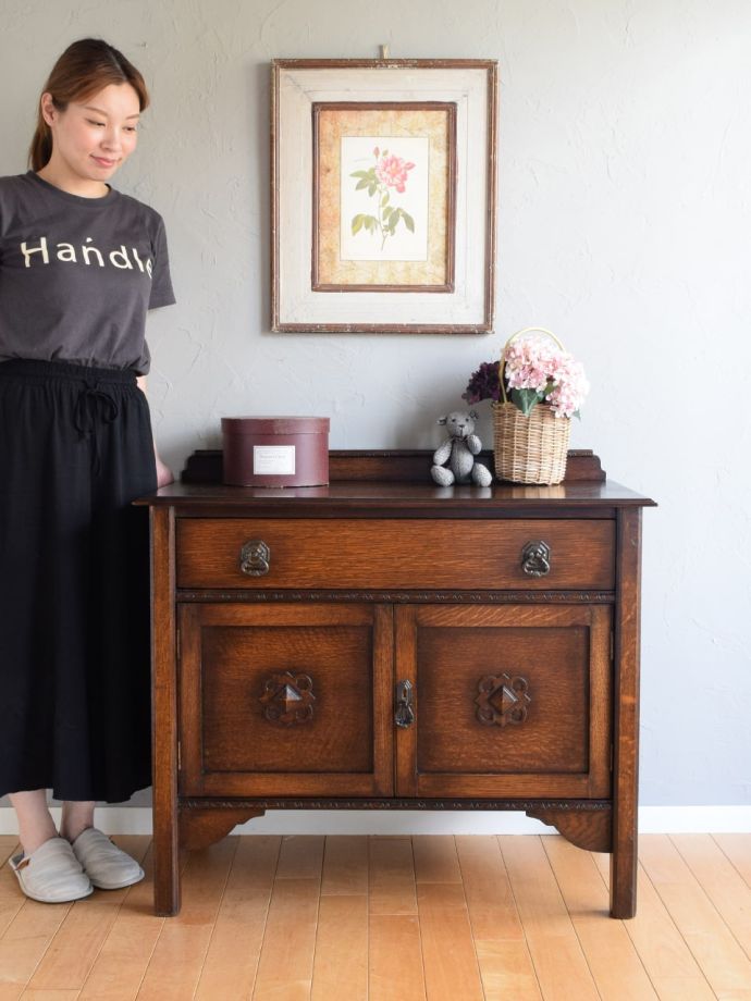 英国アンティークのサイドボード