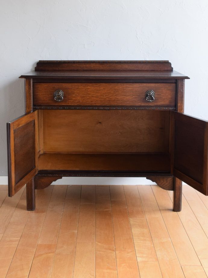 アンティークチェストの扉の中