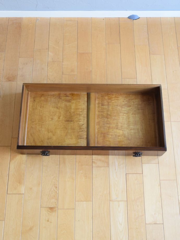 アンティークチェストの引き出しの中