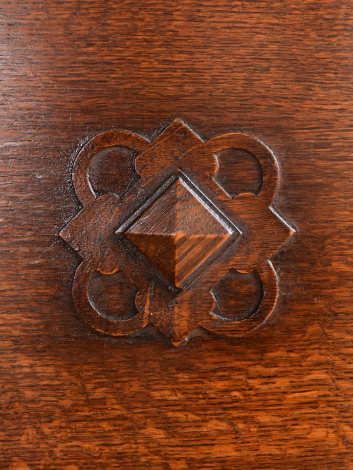 アンティークチェストの彫