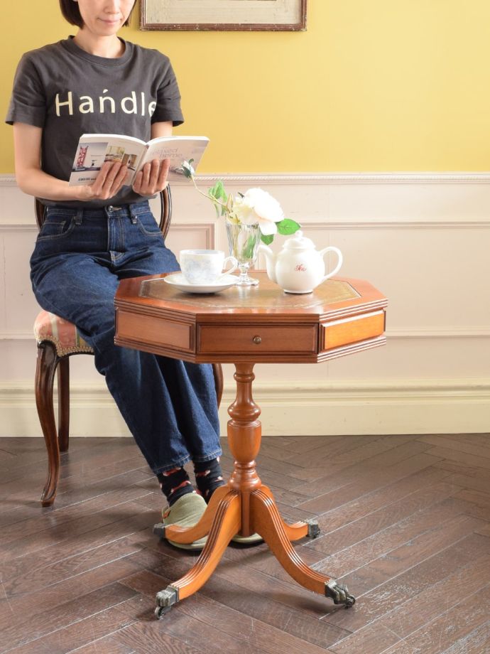 アンティークのサイドテーブル