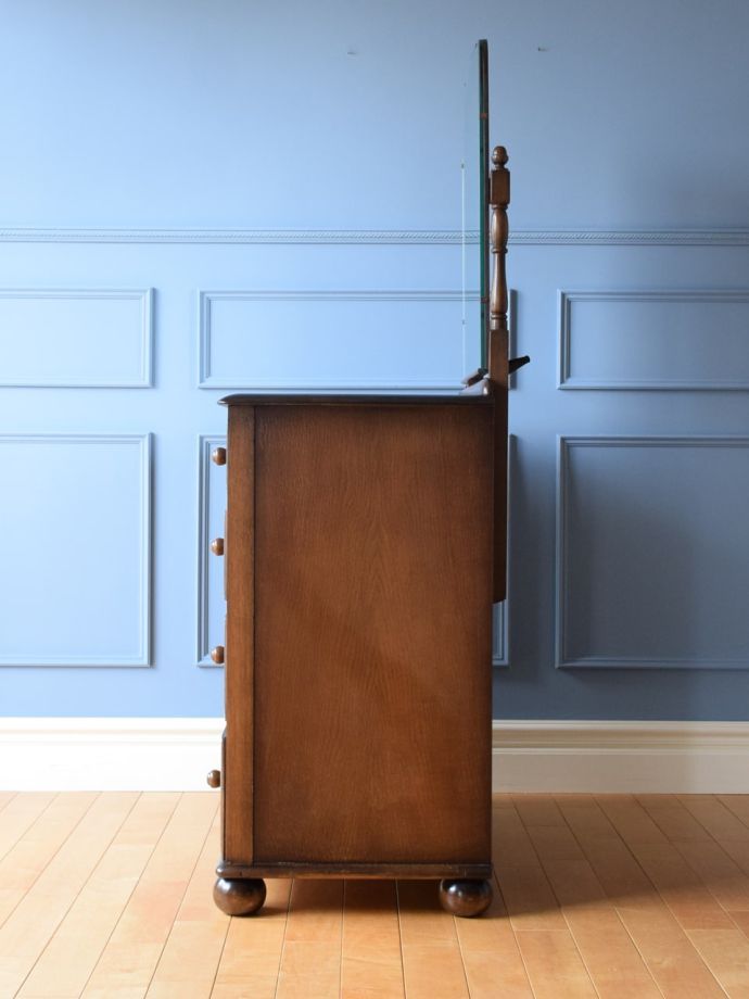 ドレッサーの側面