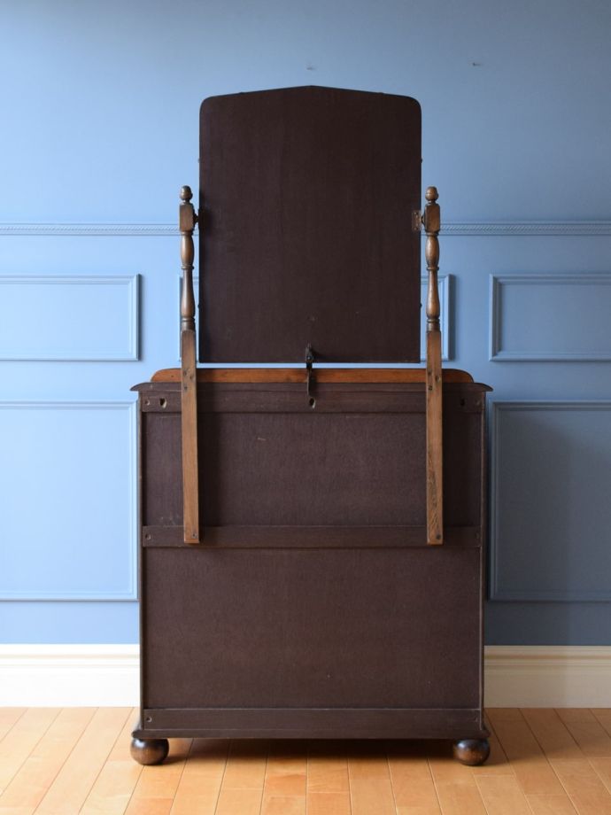 ドレッサーの後ろ姿