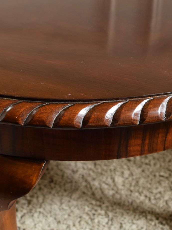 英国アンティーク家具らしい装飾