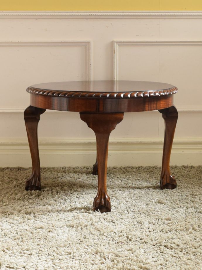 コーヒーテーブルの後ろ姿