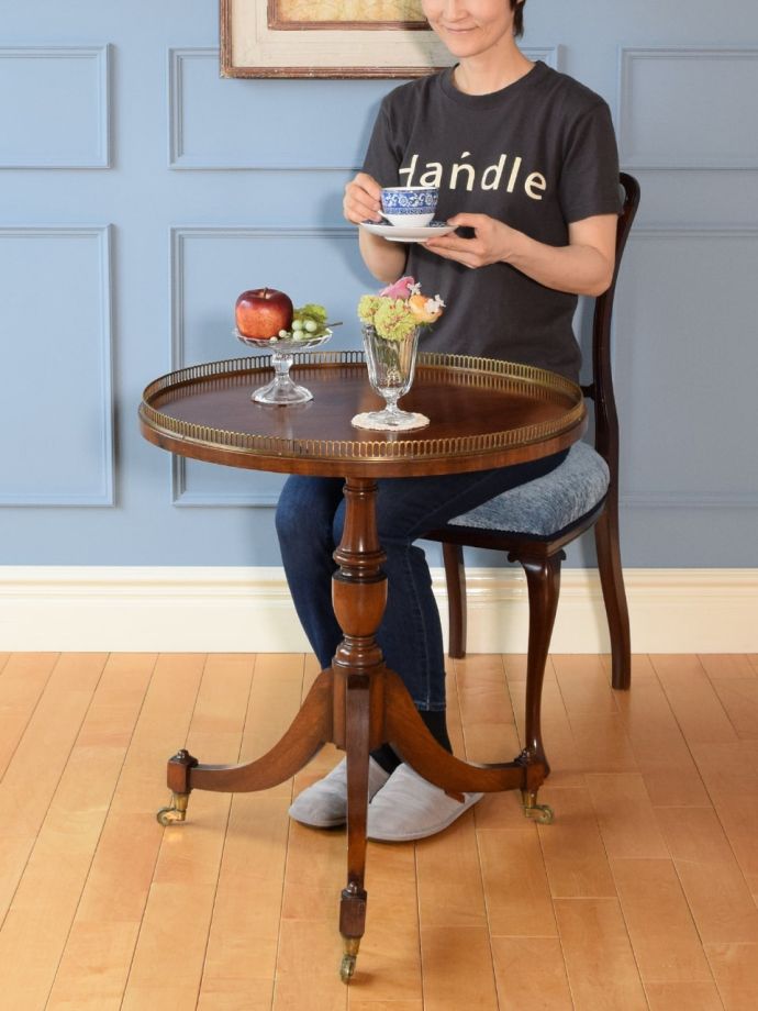 アンティークのサイドテーブル