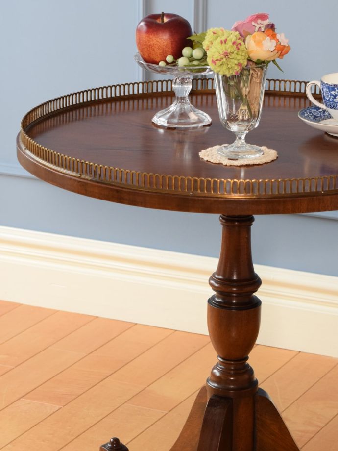 英国のアンティーク家具らしいデザイン