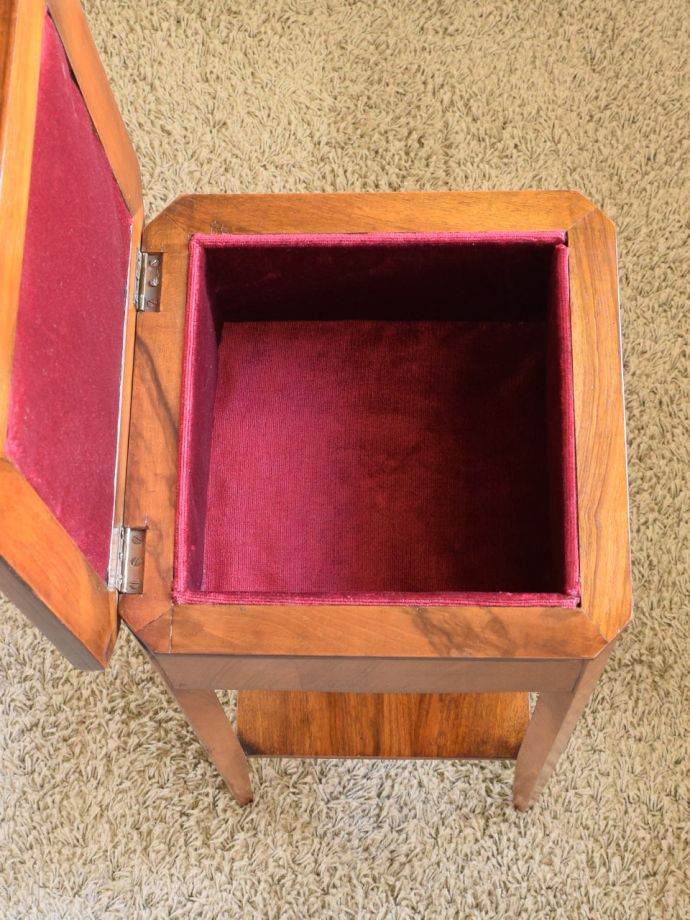 天板の下は小物入れになっています