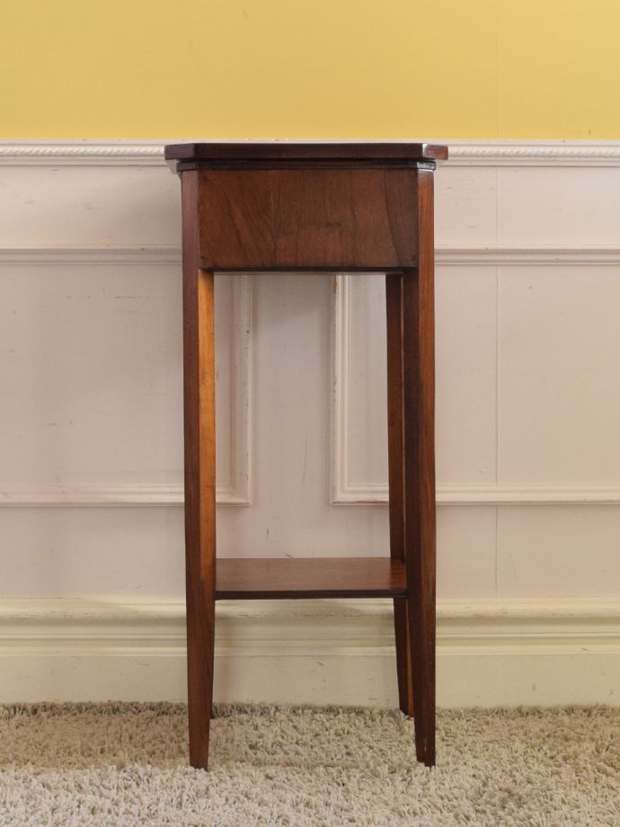 アンティーク家具の後ろ姿