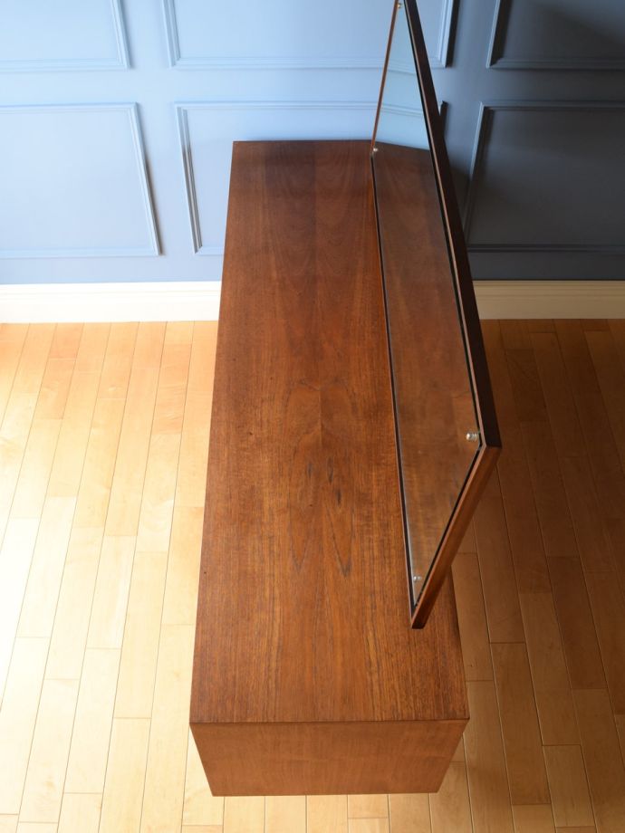 北欧スタイルのビンテージ家具の天板