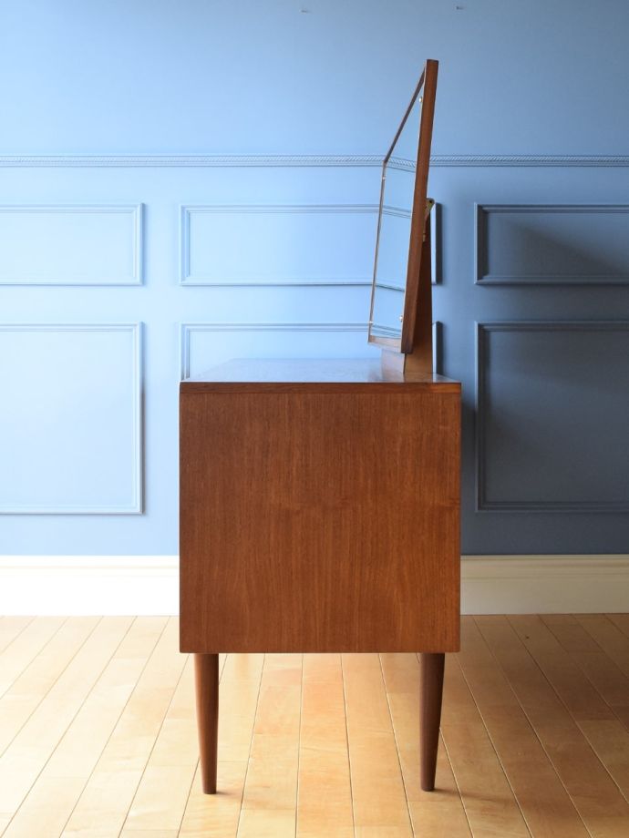 ドレッサーの側面