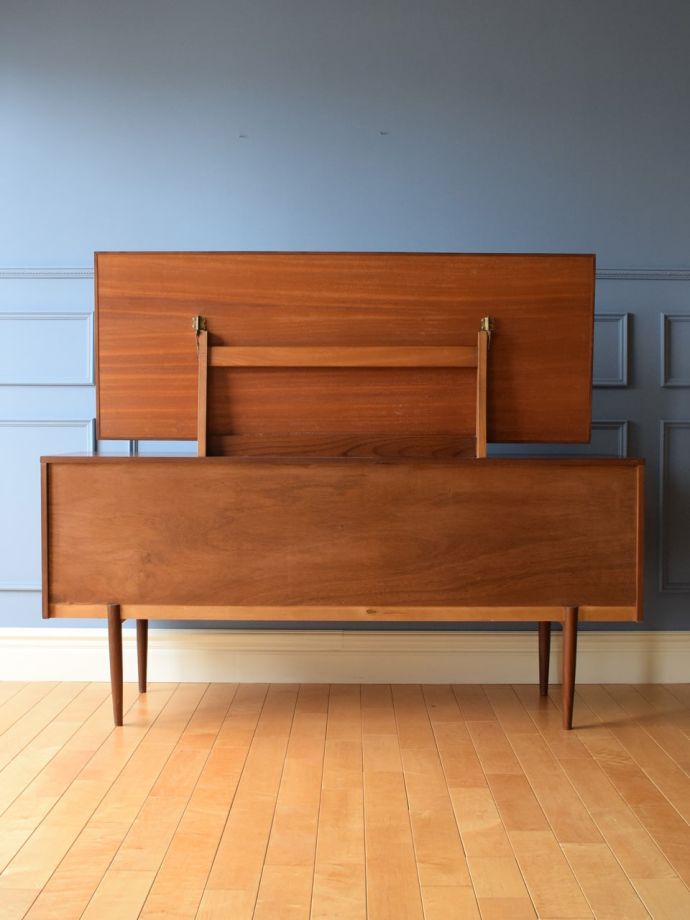 ドレッサーの後ろ姿