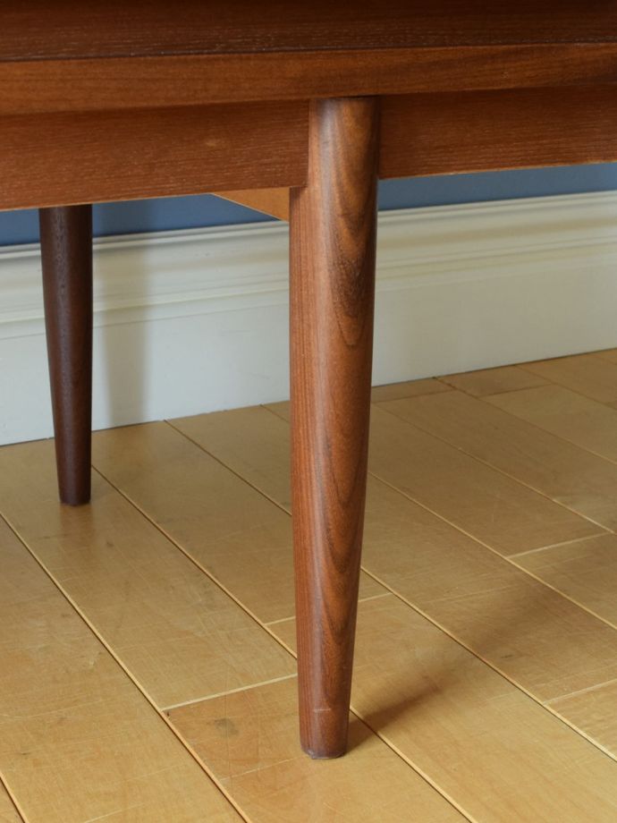 ビンテージドレッサーの脚