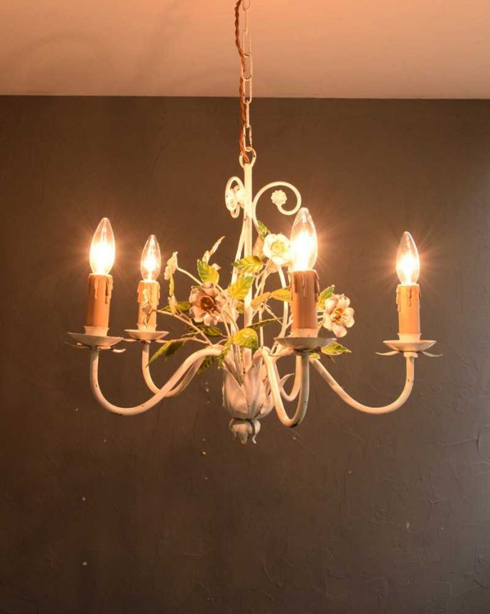 シャンデリア　照明・ライティング　花束が可愛いイギリスアンティークシャンデリア(５灯)（E17シャンデリア球付）。。(k-3245-z)