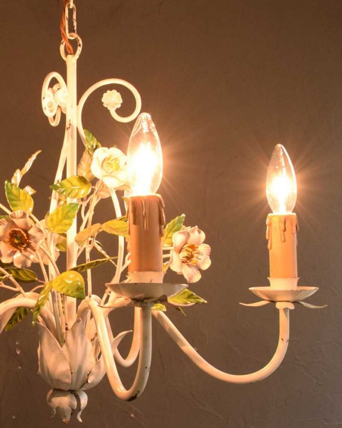 シャンデリア　照明・ライティング　花束が可愛いイギリスアンティークシャンデリア(５灯)（E17シャンデリア球付）。。(k-3245-z)