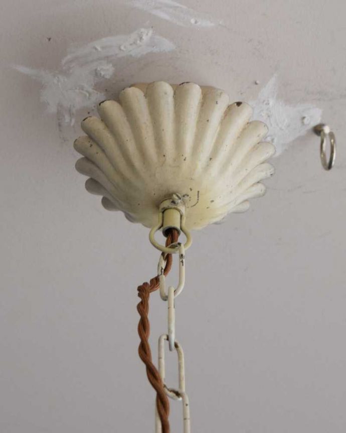 シャンデリア　照明・ライティング　花束が可愛いイギリスアンティークシャンデリア(５灯)（E17シャンデリア球付）。カバーも付いています。(k-3245-z)