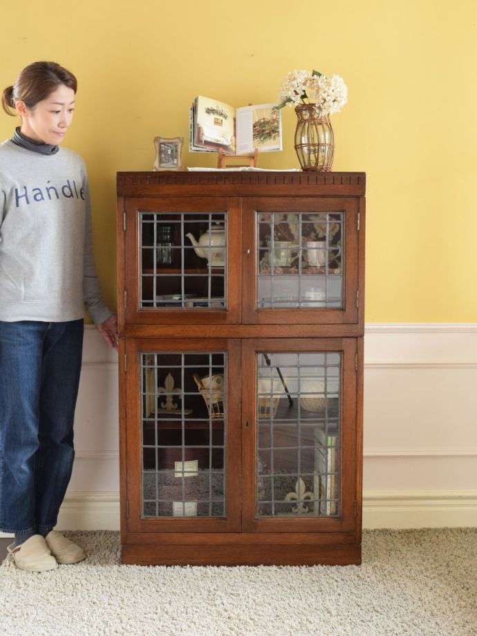 英国アンティークのキャビネット