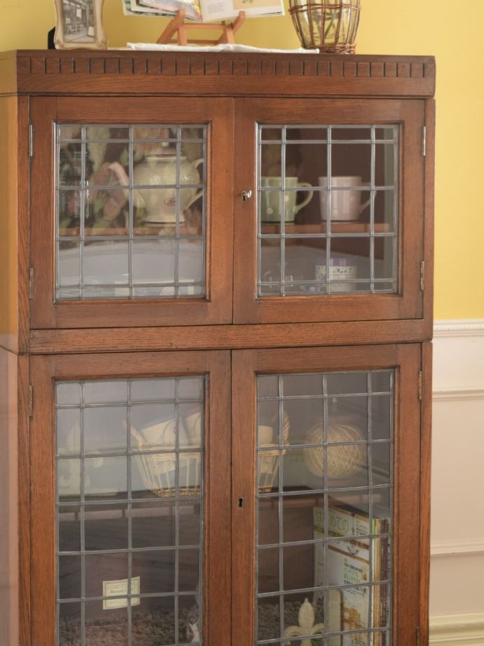 ステンドグラスの扉が美しいキャビネット