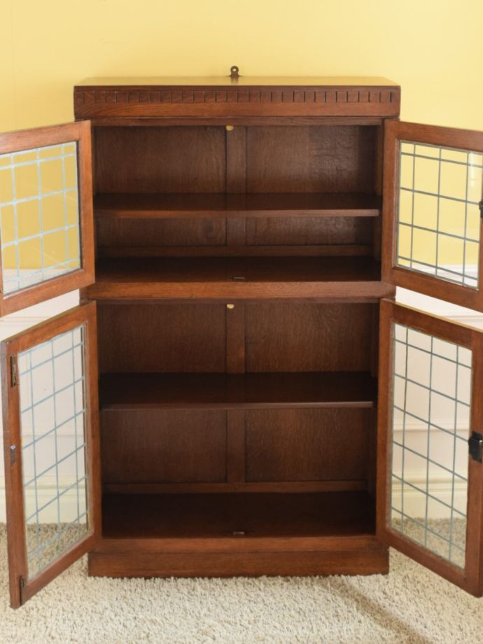 キャビネットの扉の中