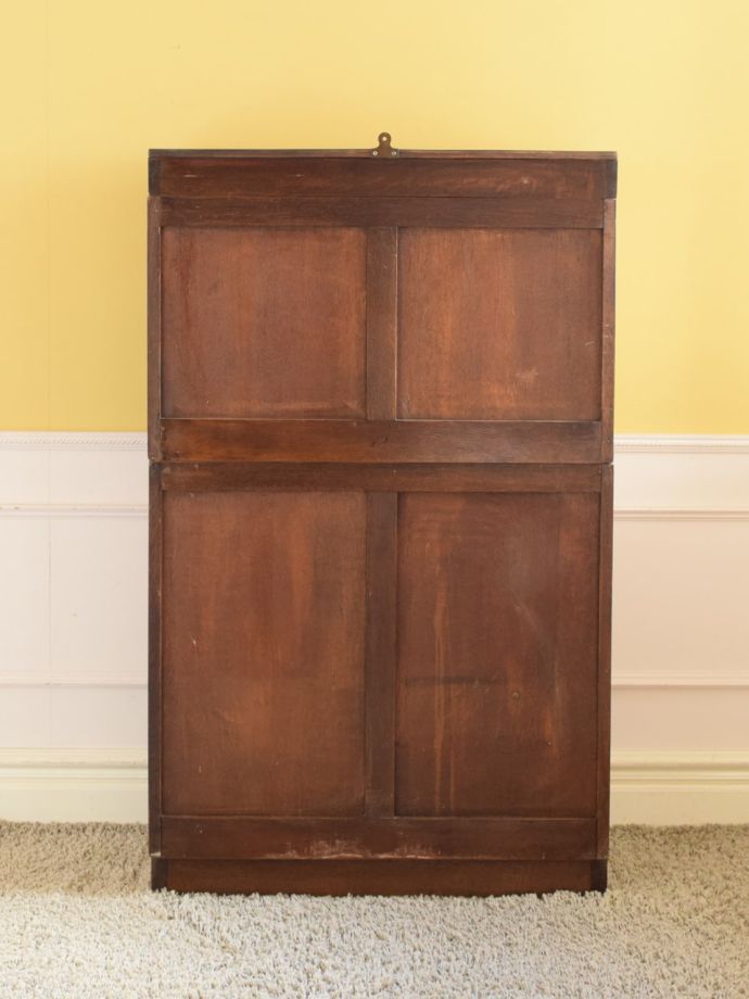 キャビネットの後ろ姿