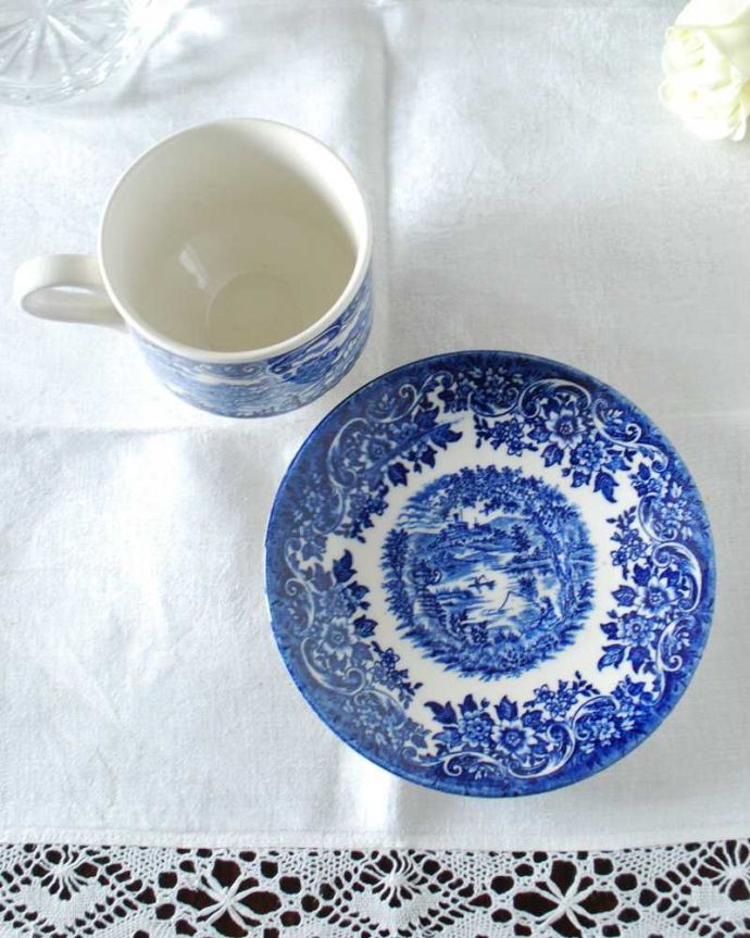 アンティーク 陶磁器の雑貨 アンティーク雑貨 イギリスで見つけたブロードハースト社(Broadhurst)のアンティークカップ&ソーサー。上から見るとこんな感じです状態のいいものだけを選んでいますが、アンティークなのでキズや欠けがある場合があります。(k-3246-z)
