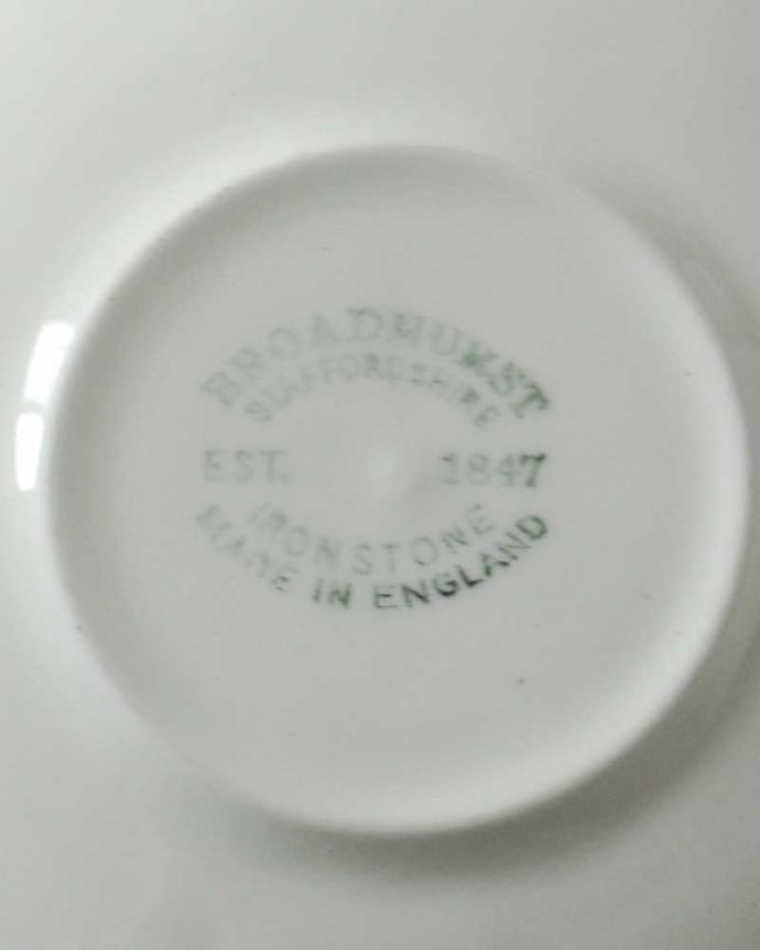 アンティーク 陶磁器の雑貨 アンティーク雑貨 イギリスで見つけたブロードハースト社(Broadhurst)のアンティークカップ&ソーサー。裏側には品質の証製造メーカー保証の意味がこもった窯印、ポーセリンマークがあります。(k-3246-z)