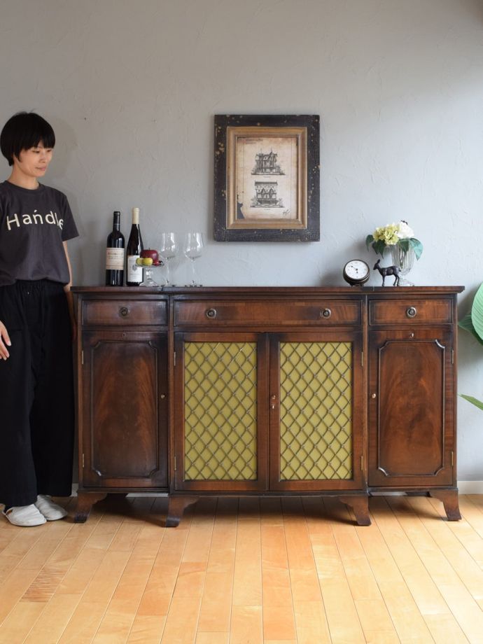 英国アンティークのサイドボード