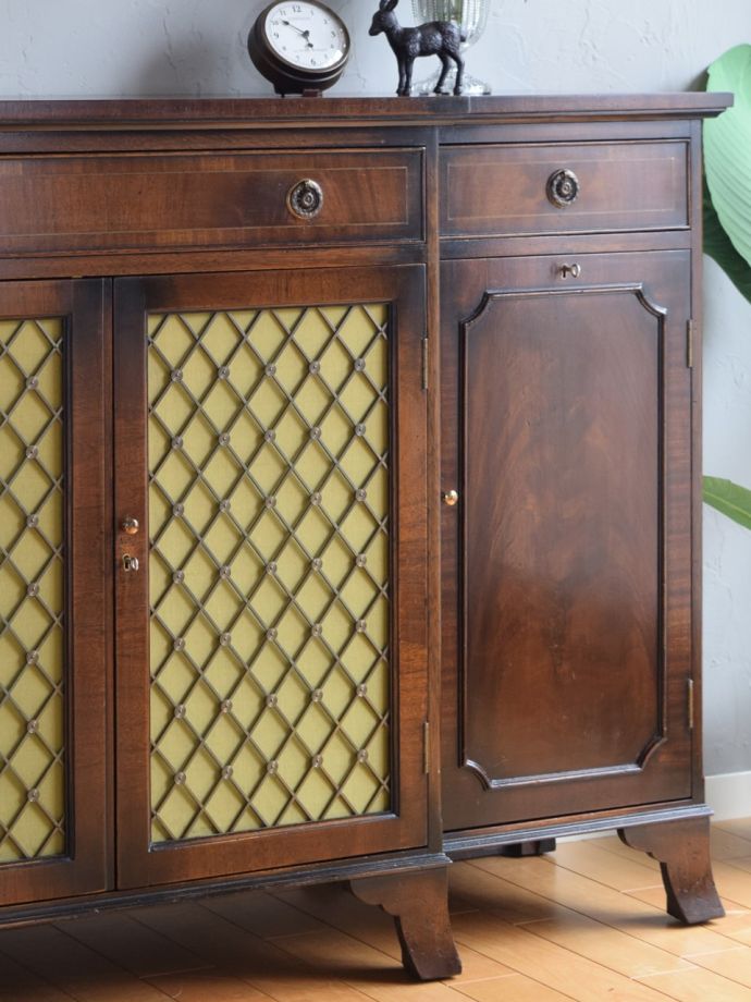 アンティーク家具らしい美しい杢目