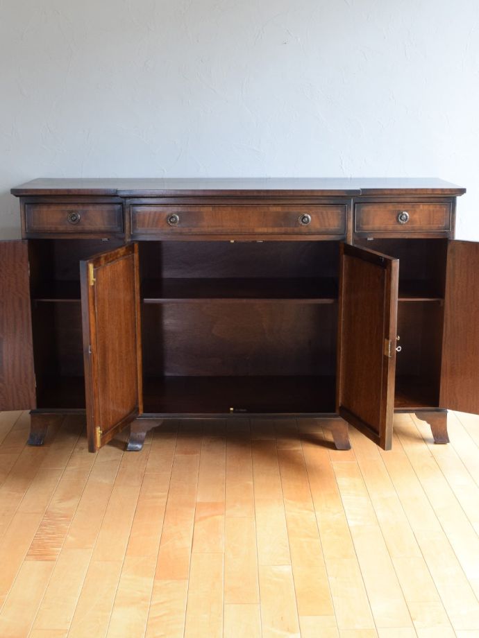 サイドボードの扉の中