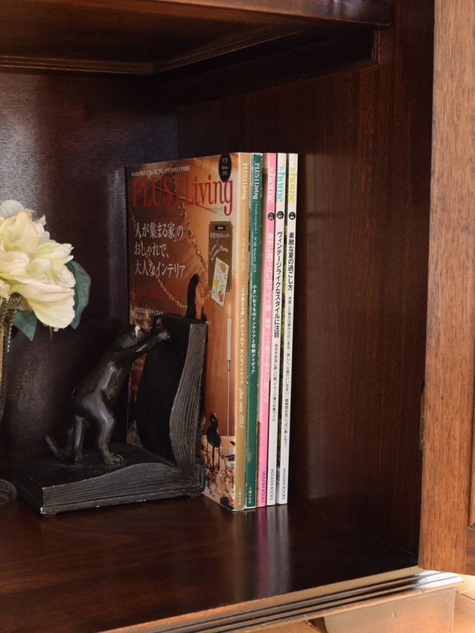 サイドボードの扉を開けると