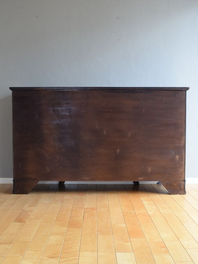 サイドボードの後ろ姿