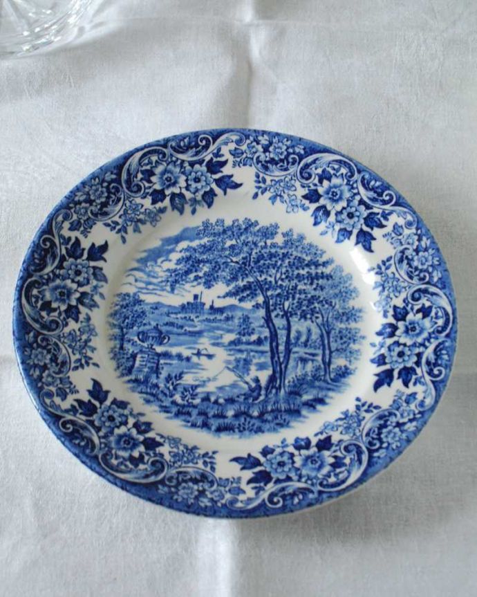 アンティーク 陶磁器の雑貨 アンティーク雑貨 IRON STONE(アイアンストーン)のイギリスで見つけた、小さなアンティークプレート。上から見るとこんな感じです状態のいいものだけを選んでいますが、アンティークなのでキズや欠けがある場合があります。(k-3248-z)