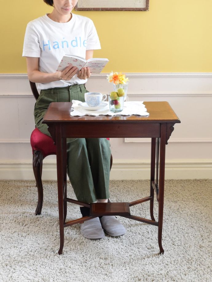 アンティークのオケージョナルテーブル